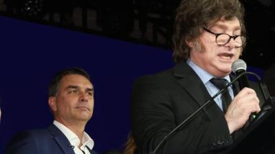 Milei fez críticas a Lula e Moraes ao lado de Flávio Bolsonaro (Imagem: PL/Divulgação)