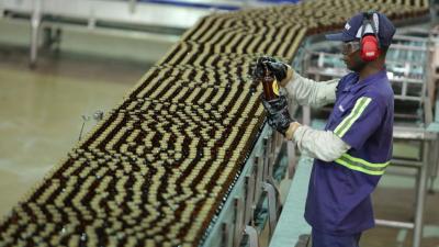 A venda de cervejas cresceu no Brasil no 2T26, impulsionando a receita da Ambev (Imagem: Shutterstock)