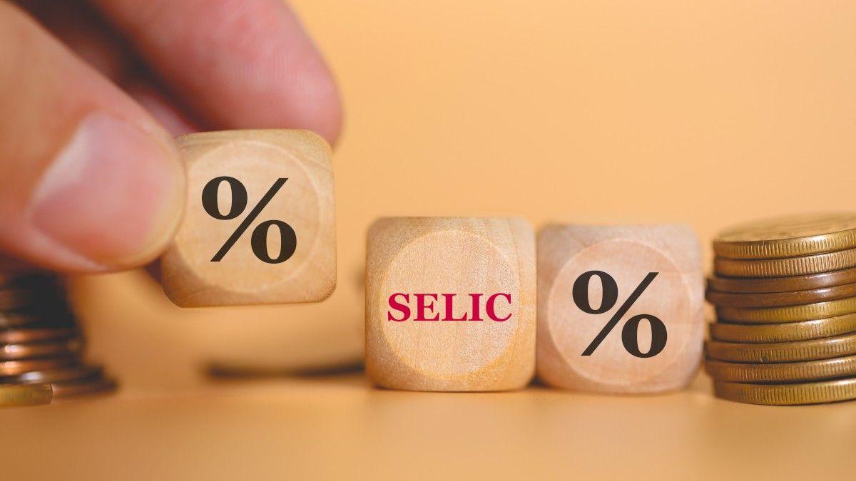 Ajuste nas projeções para a Selic ocorre na véspera de mais uma reunião do Copom (Imagem: Shutterstock)