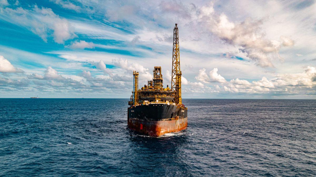 Com aumento da produção e dos preços do petróleo, cresce aposta em dividendos da Prio (Imagem: Shutterstock)