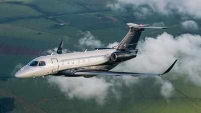 A receita da Embraer bateu recorde no 2T26, com aumento das entregas e pedidos de aeronaves (Imagem: Shutterstock)