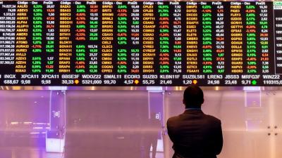 O Ibovespa opera em leve queda, enquanto o dólar avança nesta 2ª feira (Imagem: Shutterstock)