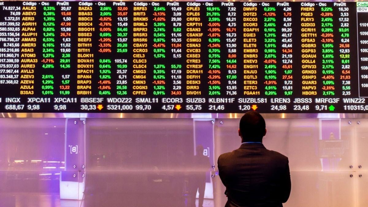 O Ibovespa opera em leve queda, enquanto o dólar avança nesta 2ª feira (Imagem: Shutterstock)