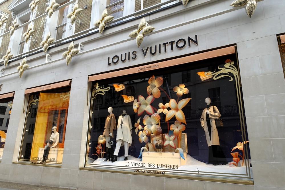 Louis Vuitton é uma marca de luxo conhecida no mundo da moda (Imagem: Shutterstock)