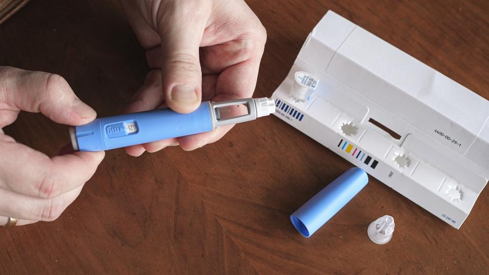 Medicamento sem marca deve estar disponível em drogarias ao redor do Brasil (Imagem: Shutterstock)
