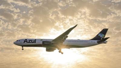 A Azul registrou um salto de 125,1% no seu prejuízo líquido ajustado durante o 2T26(Imagem: Shutterstock)