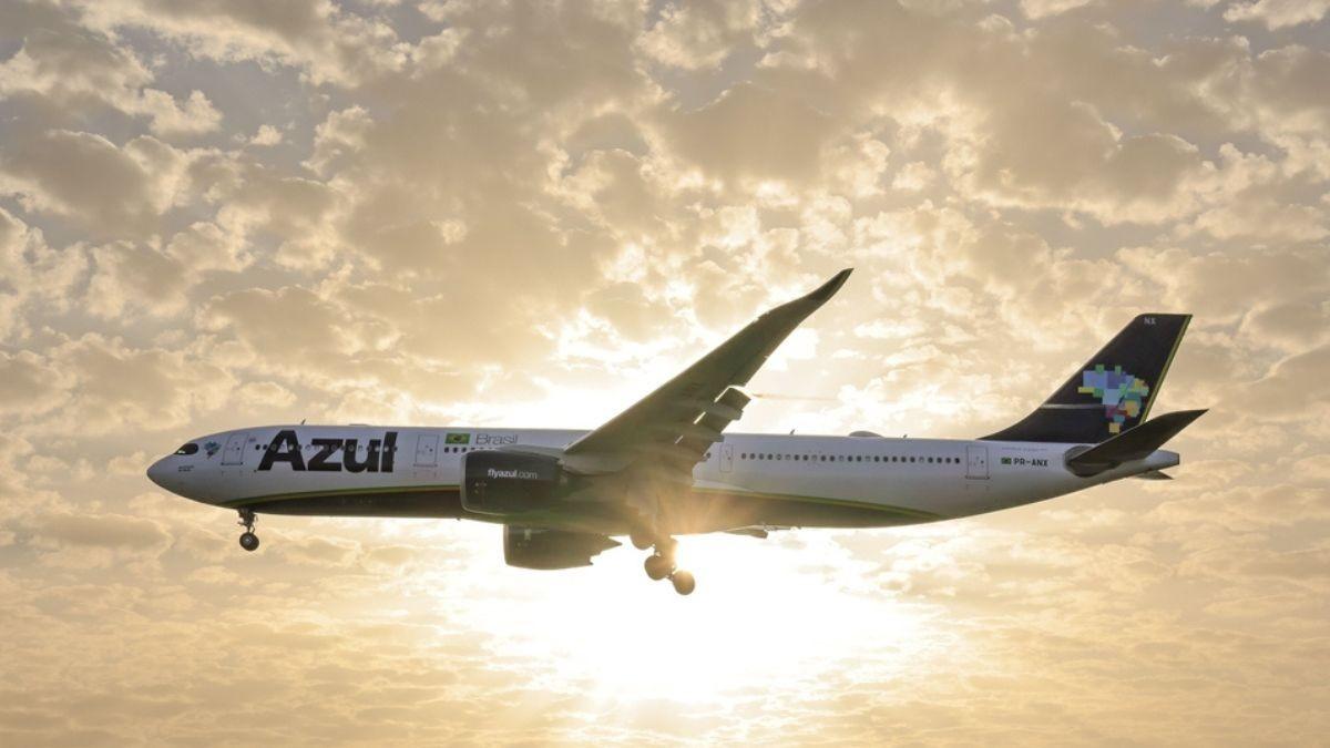 A Azul registrou um salto de 125,1% no seu prejuízo líquido ajustado durante o 2T26(Imagem: Shutterstock)