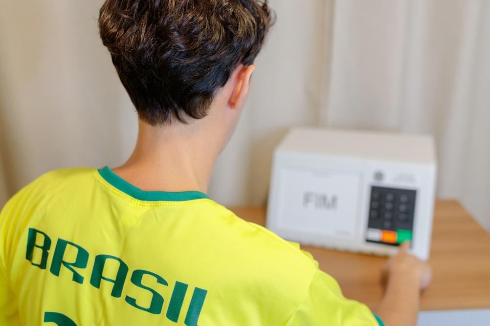 Voto em trânsito permite que eleitores cumpram obrigação durante viagens (Imagem: Shutterstock)