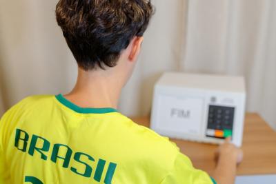 Voto em trânsito permite que eleitores cumpram obrigação durante viagens (Imagem: Shutterstock)