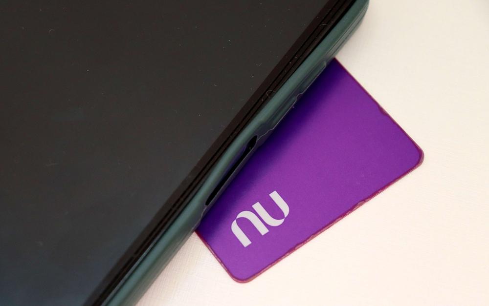 Nubank é o maior banco digital do país, com milhões de clientes no país (Imagem: Shutterstock)