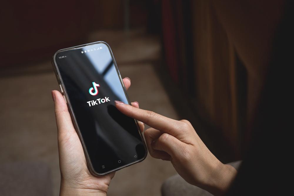 TIkTok é uma rede social chinesa usada por milhões de brasileiros (Imagem: Shutterstock)