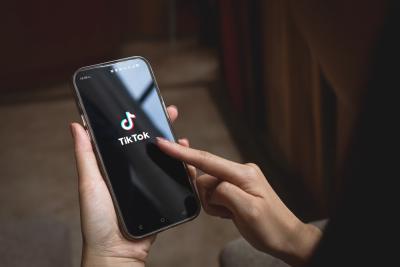 TIkTok é uma rede social chinesa usada por milhões de brasileiros (Imagem: Shutterstock)