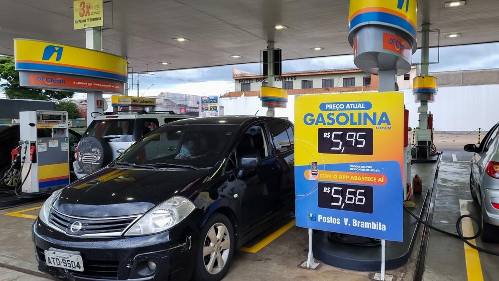 Gasolina é um dos combustíveis mais usados no país (Imagem: Shutterstock)