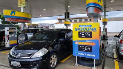 Gasolina é um dos combustíveis mais usados no país (Imagem: Shutterstock)