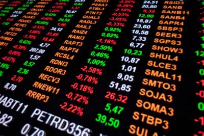 Entre os principais ativos, o petróleo registra alta de 1,08% (Imagem: Shutterstock)