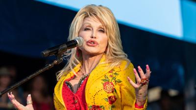 Dolly Parton não tinha filhos nem herdeiros diretos (Imagem: Shutterstock)