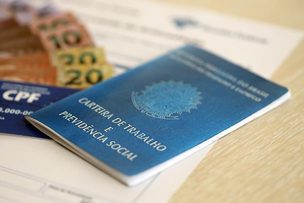 Carteira de trabalho é o documento oficial para contratação no Brasil (Imagem: Shutterstock)