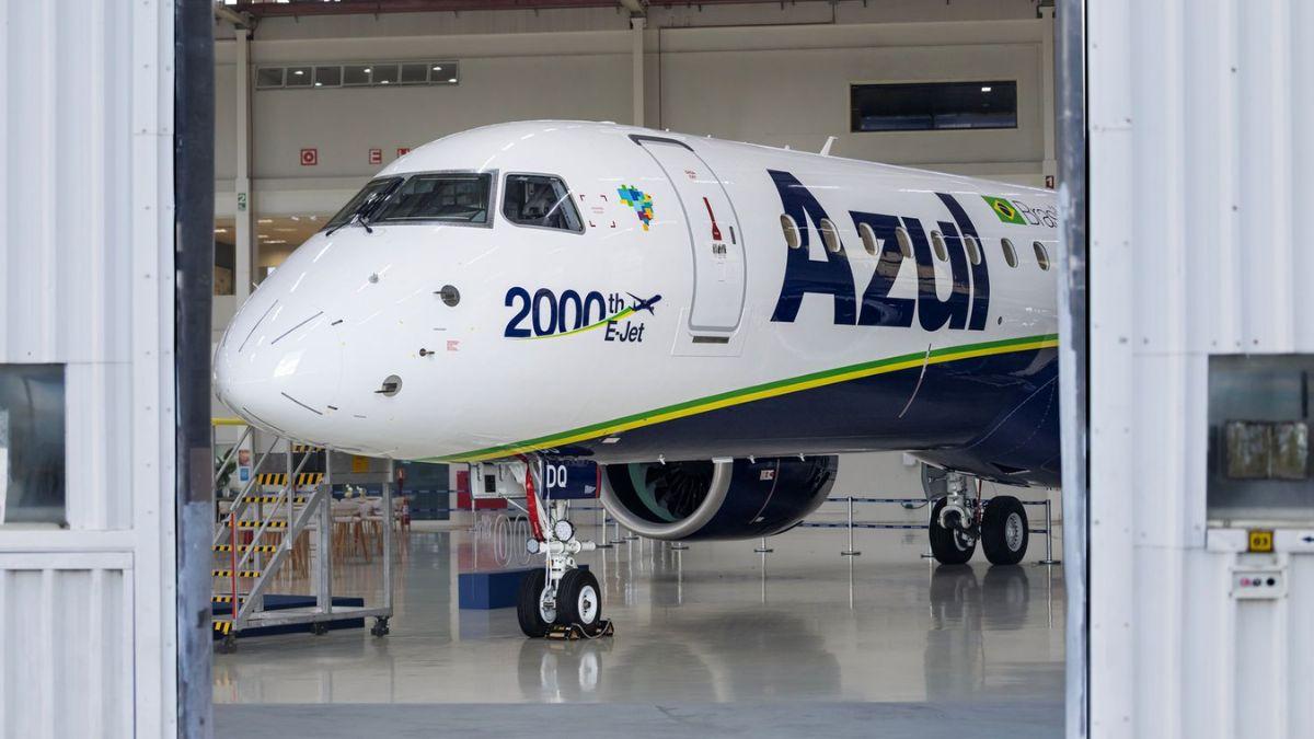 A Azul recebeu a unidade 2.000 do jato comercial da Embraer (Imagem: Divulgação/Embraer)