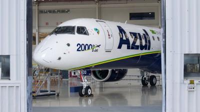 A Azul recebeu a unidade 2.000 do jato comercial da Embraer (Imagem: Divulgação/Embraer)