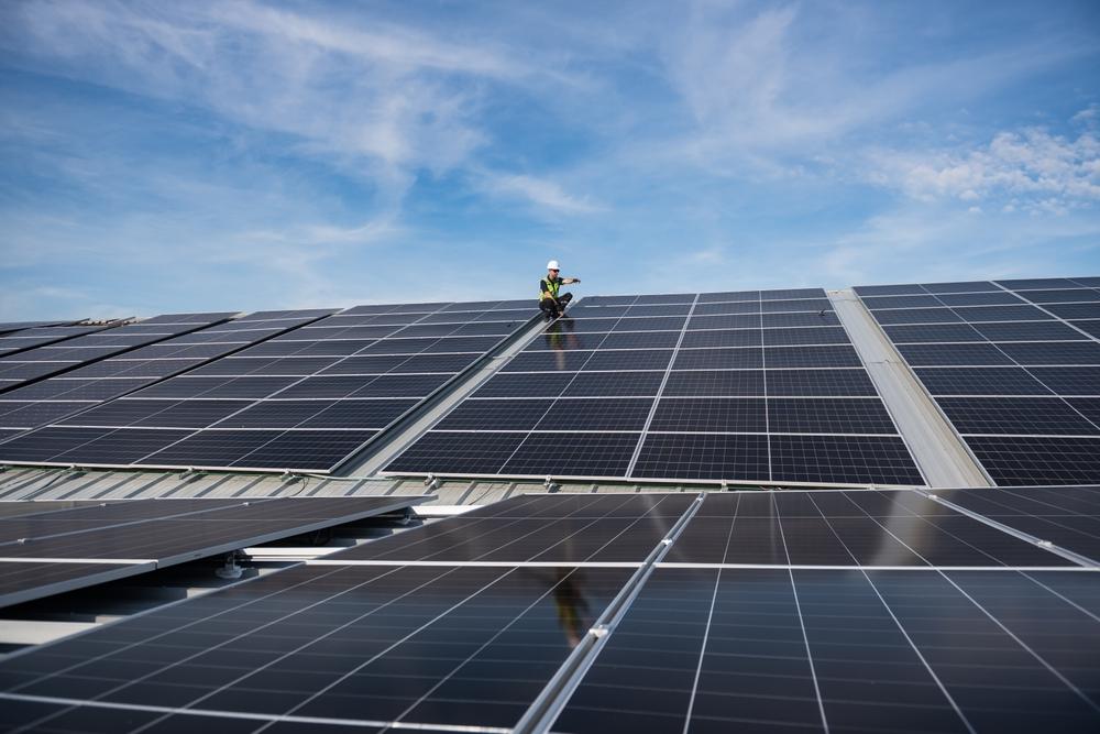 Usinas solares sao geradoras de eletricidade renovável (Imagem: Shutterstock)