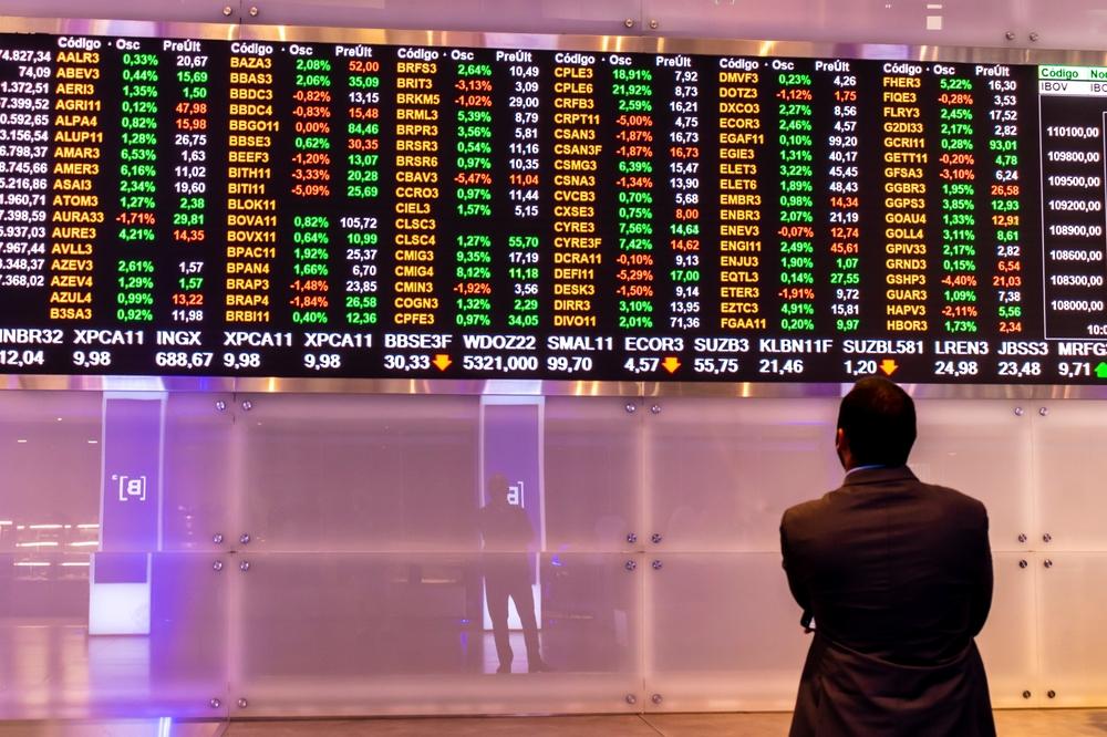 Bolsa de valores brasileira tem um dos melhores desempenhos entre emergentes (Imagem: Shutterstock)