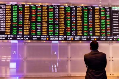 Bolsa de valores brasileira tem um dos melhores desempenhos entre emergentes (Imagem: Shutterstock)