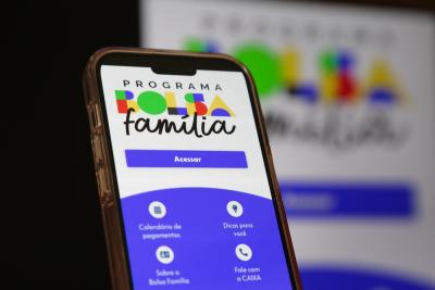 Bolsa Família paga uma ajuda mensal para pessoas de baixa renda (Imagem: Shutterstock)