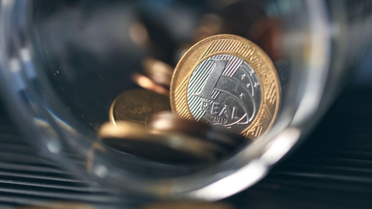 O objetivo do grupamento é reenquadrar ação acima de R$ 1 (Imagem: Shutterstock)