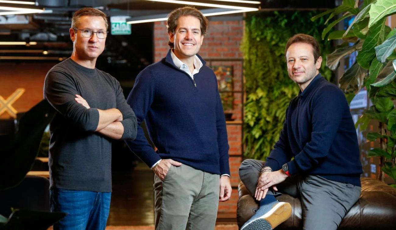 Nilson Monteiro, presidente e fundador da corretora Ideal, Karel Luketic, vice-presidente e cofundador da A5X e Carlos Ferreira Filho, CEO e cofundador da A5X (Imagem: Divulgação)