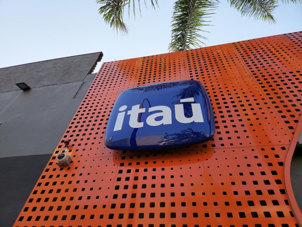 Itaú é um dos maiores bancos do Brasil e de LATAM (Imagem: Shutterstock)