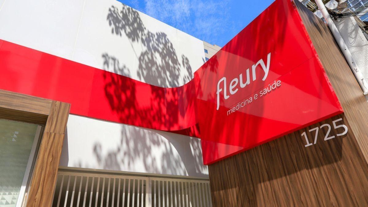 FLRY3 compra laboratórios, pagando valor com desconto em relação a receita gerada (Imagem: Shutterstock)