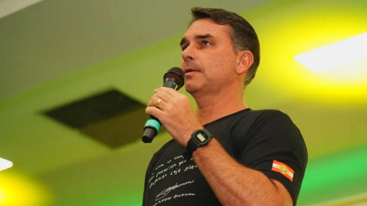 O senador classificou a decisão como “censura” (Imagem: Charles Vieira/Campanha Flávio Bolsonaro)