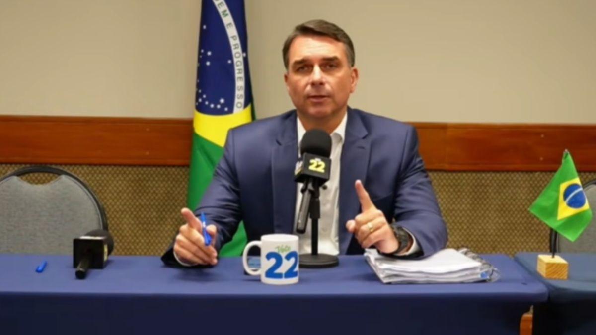 Logo no início da live, Flávio direcionou críticas a Lula (Imagem: YouTube)