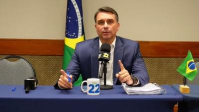 Logo no início da live, Flávio direcionou críticas a Lula (Imagem: YouTube)