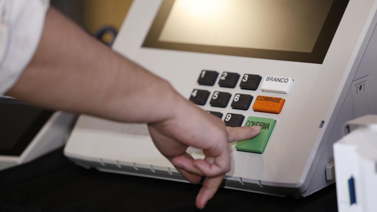 Caso haja uma segunda votação, ela será disputada pelos dois candidatos mais votados no 1º turno (Imagem: Shutterstock)