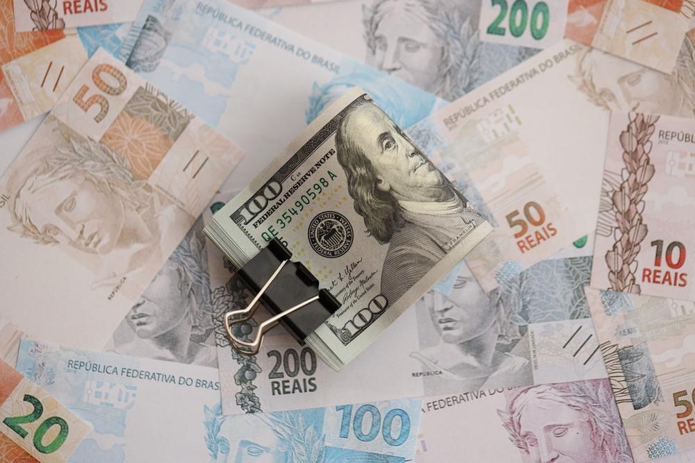 Dólar é a divisa mais negociadas do mundo (Imagem: Shutterstock)