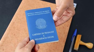 A jornada máxima semanal passaria de 44 para 42 horas (Imagem: Shutterstock)