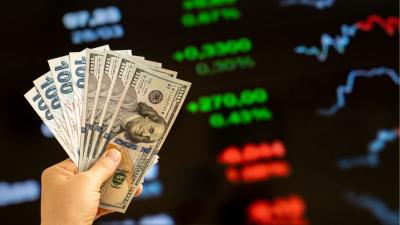 A queda das empresas reflete o baque do dólar, que voltou a ser cotado abaixo de R$ 5 após o 1º turno das eleições de 2026 (Imagem: Shutterstock)