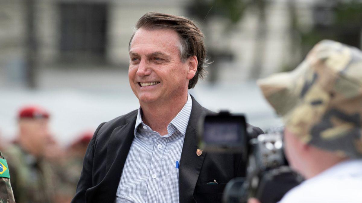 Bolsonaro foi condenado a 27 anos e 3 meses e cumpre pena em prisão domiciliar (Imagem: Shutterstock)
