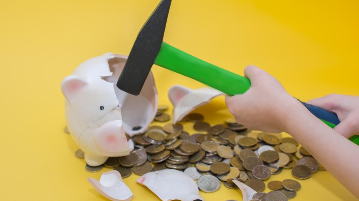 Poupança paga 8,27% ao mês, enquanto Tesouro Selic rende praticamente 13,75% ao ano (Imagem: Shutterstock)