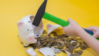 Poupança paga 8,27% ao mês, enquanto Tesouro Selic rende praticamente 13,75% ao ano (Imagem: Shutterstock)