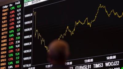 O dólar estava em R$ 5,00 (Imagem: Shutterstock)