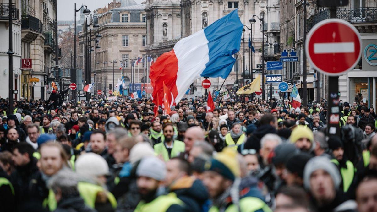 O Carrefour teve 50 lojas danificadas, 20 delas saqueadas, nos protestos (Imagem: Shutterstock)