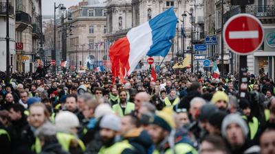 O Carrefour teve 50 lojas danificadas, 20 delas saqueadas, nos protestos (Imagem: Shutterstock)