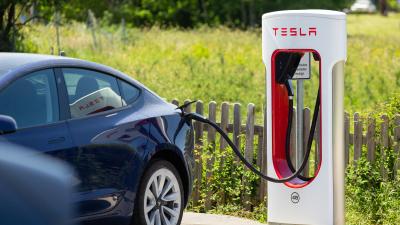 Ações da Tesla cediam -3,20% no pregão estendido em Wall Street (Imagem: Shutterstock)