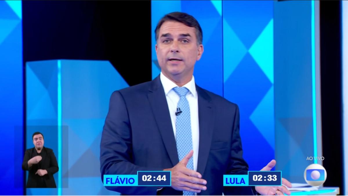 Flávio Bolsonaro culpa o atual governo Lula por dificuldades financeiras dos brasileiros (Imagem: Reprodução/TV Globo)