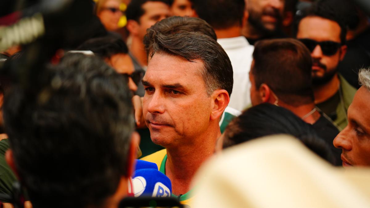Flávio Bolsonaro alerta que as regras do jogo foram mudadas no meio do jogo (Imagem: Charles Vieira/Flickr)