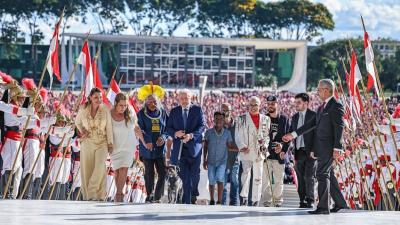 Em 2023, Lula subiu a rampa da Planalto ao lado de representantes da sociedade civil (Imagem: Ricardo Stuckert/Divulgação)