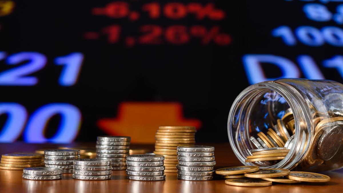 Juros futuros disparam e não perdoam o IBOV (Imagem: Shutterstock)