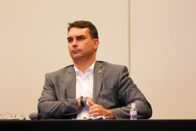 Flávio Bolsonaro diz que vai liderar oposição a partir dos EUA (Imagem: Shutterstock)